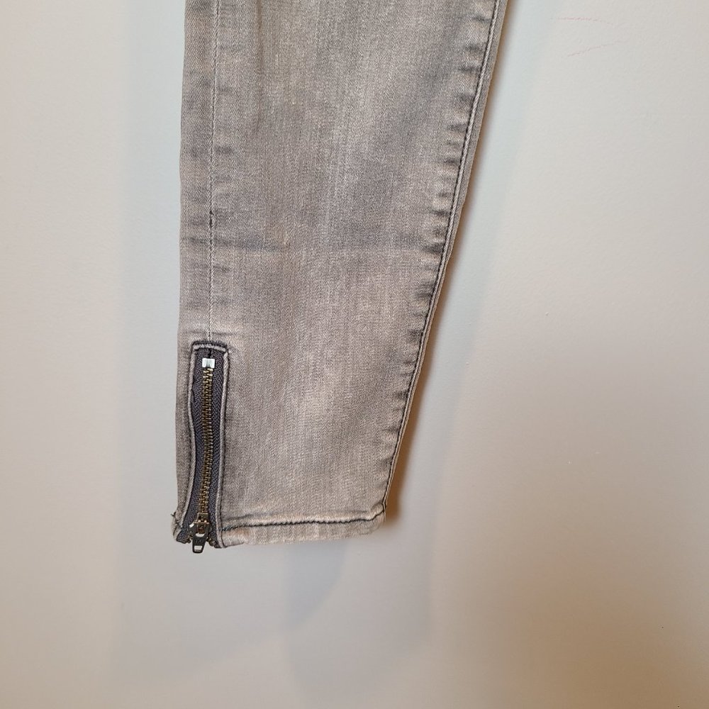 Blank NYC Light Gray Skinny Ankle Jeans with Zipper - Picture 2 of 10